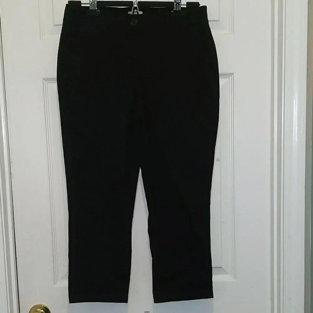 Crown & Ivy black capri pants Sz 6P NWOT